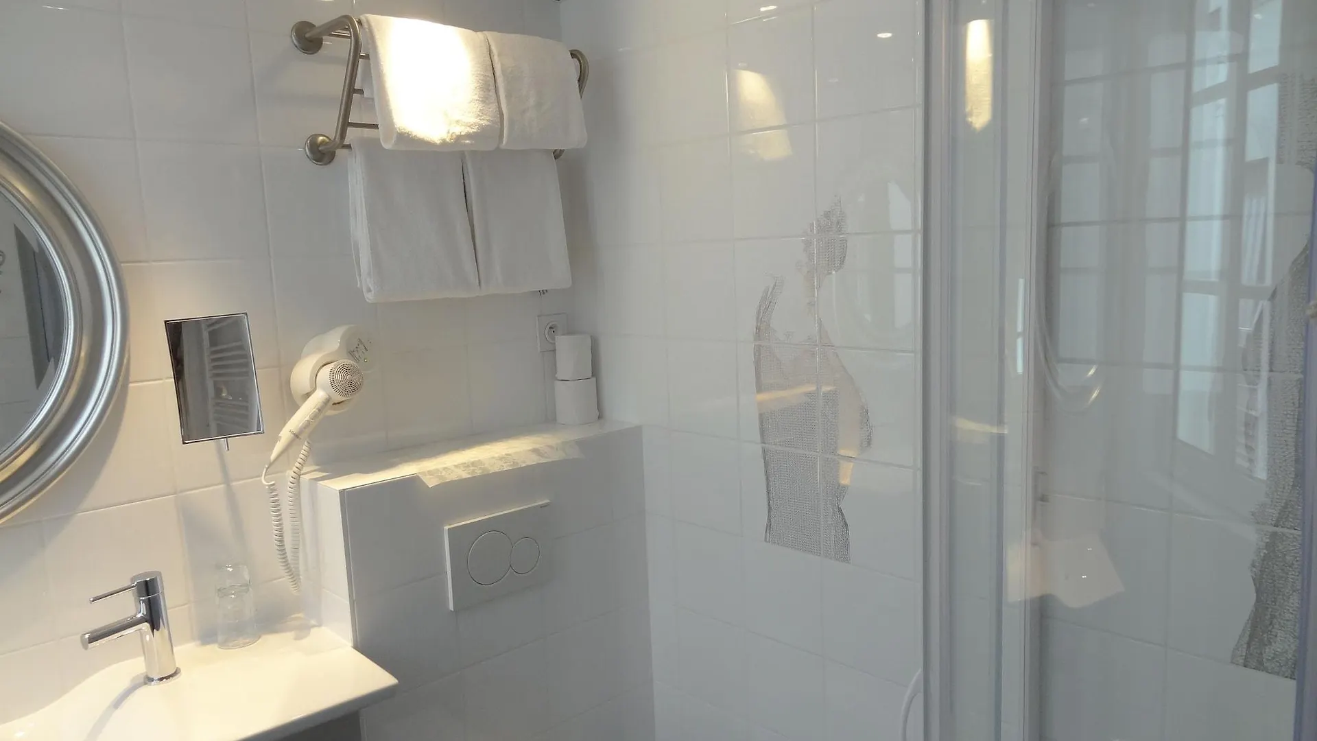 Le Pavillon Hotell Paris